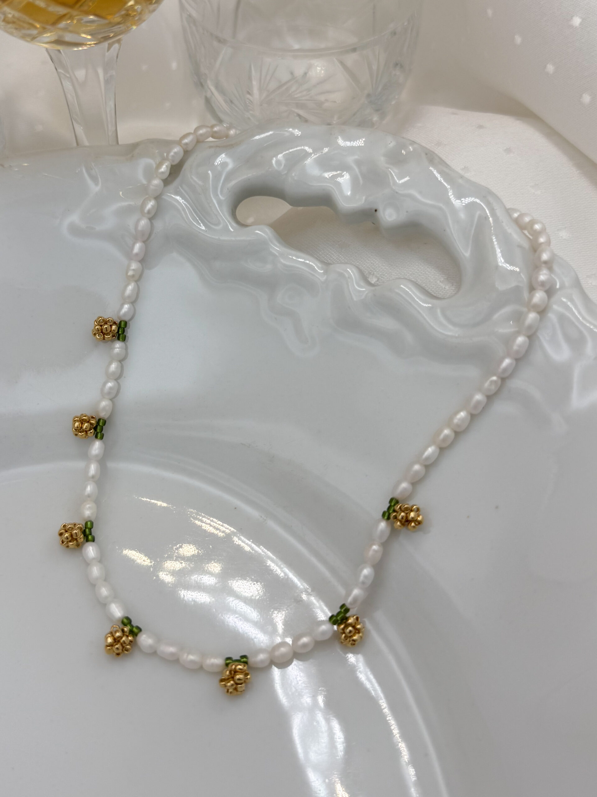 NASZYJNIK ZŁOTE PĄKI RÓŻ NA PERŁACH