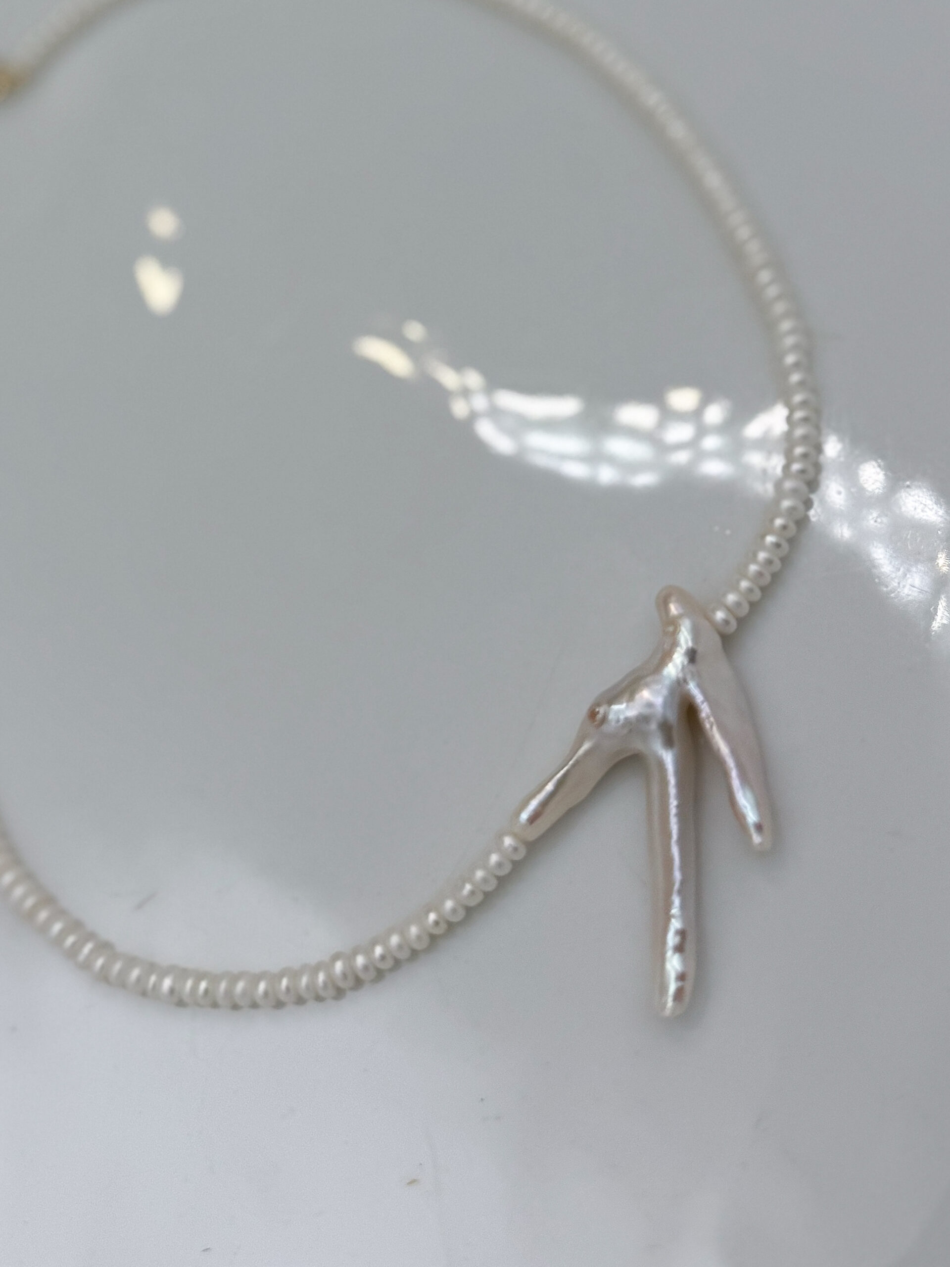 NASZYJNIK BAROKOWA PERŁOWA GAŁĄZKA NA PERŁACH MONETOWYCH - obrazek 5