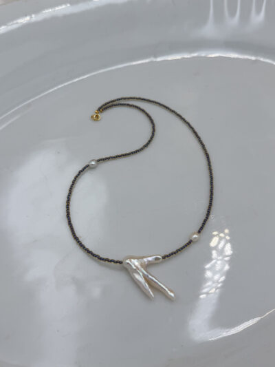 NASZYJNIK BAROKOWA PERŁOWA GAŁĄZKA NA LAWENDOWYCH KORALIKACH