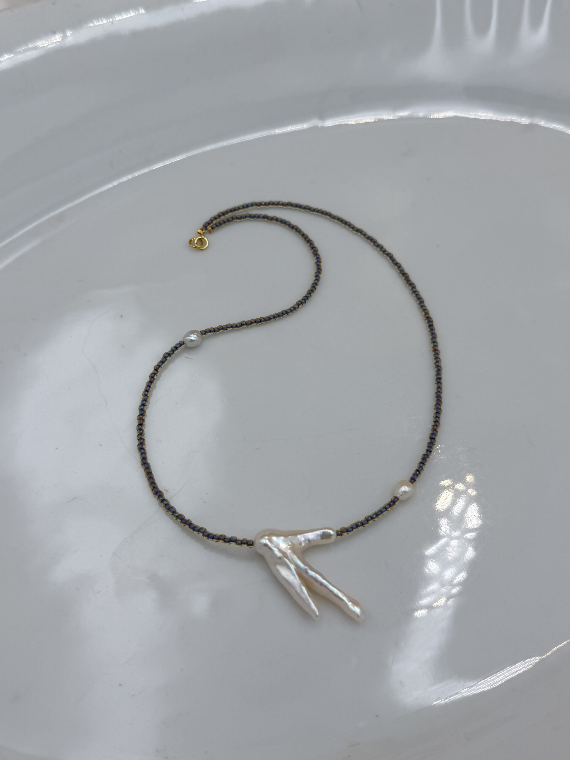 NASZYJNIK BAROKOWA PERŁOWA GAŁĄZKA NA LAWENDOWYCH KORALIKACH