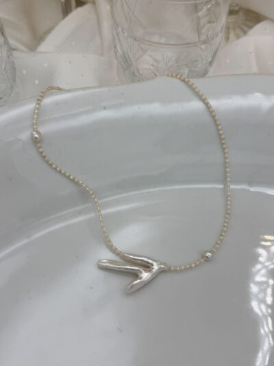 NASZYJNIK BAROKOWA PERŁOWA GAŁĄZKA NA KREMOWYCH KORALIKACH