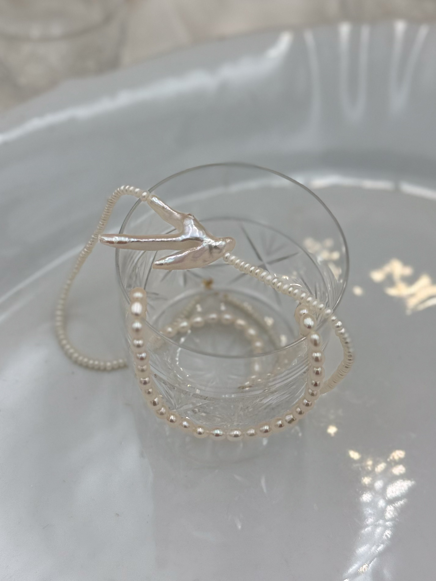 NASZYJNIK BAROKOWA PERŁOWA GAŁĄZKA NA PERŁACH MONETOWYCH - obrazek 4