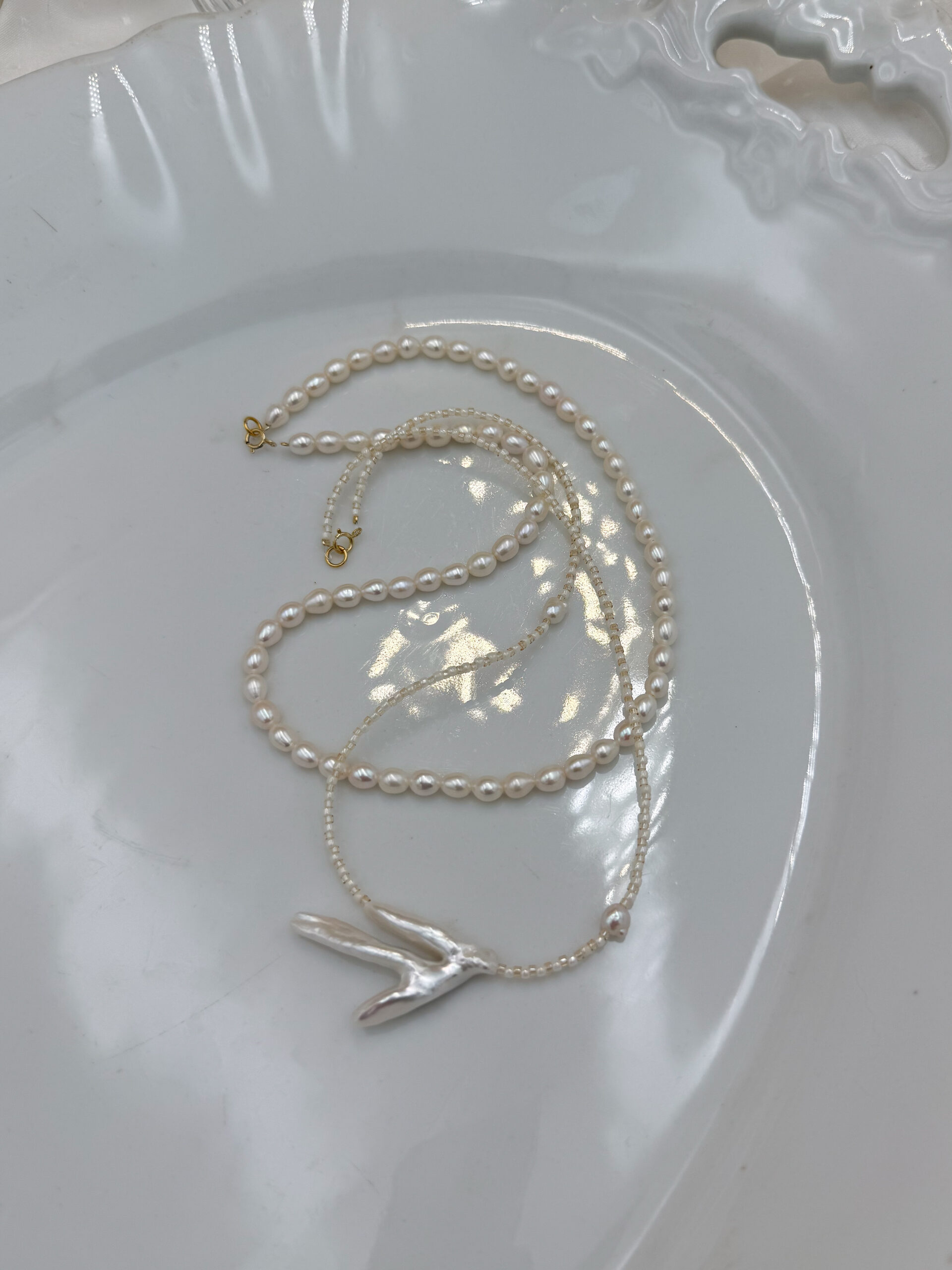 NASZYJNIK BAROKOWA PERŁOWA GAŁĄZKA NA KREMOWYCH KORALIKACH - obrazek 5