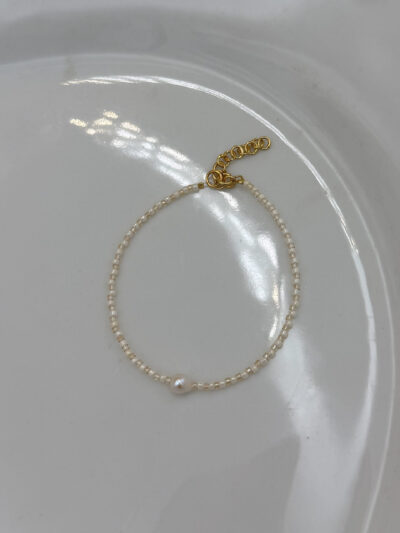 BRANSOLETKA PERŁA NA KREMOWYCH KORALIKACH