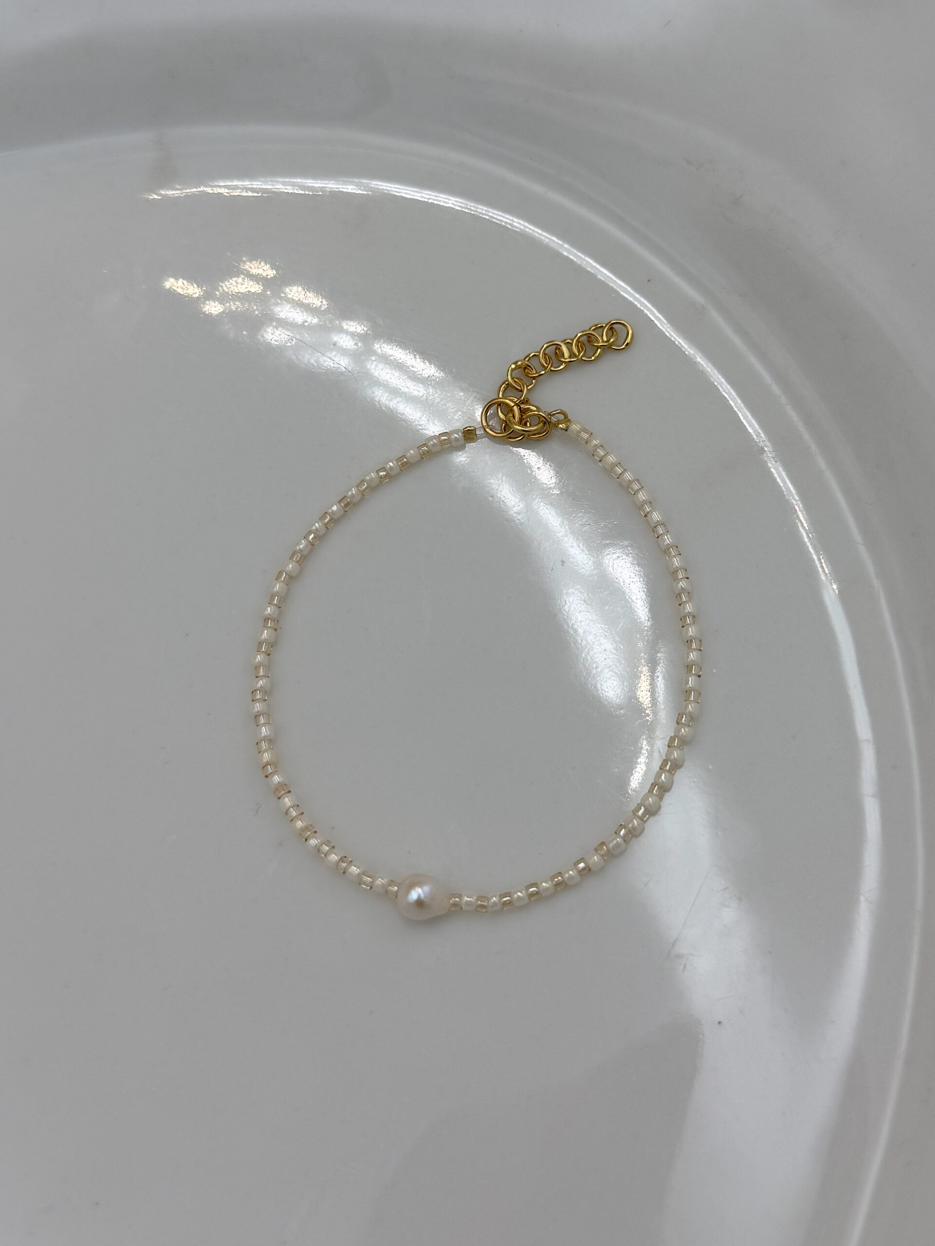 BRANSOLETKA PERŁA NA KREMOWYCH KORALIKACH