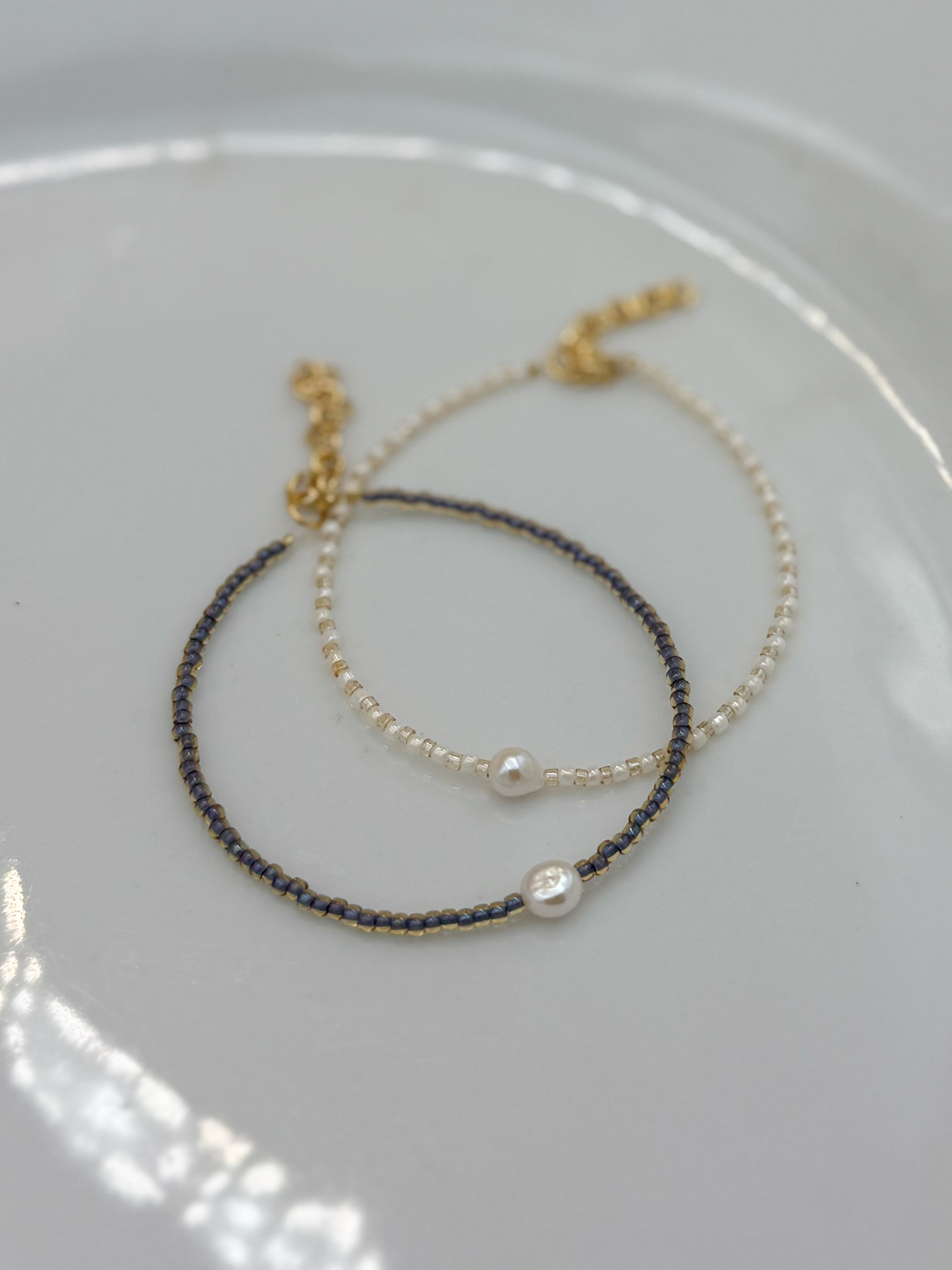 BRANSOLETKA PERŁA NA KREMOWYCH KORALIKACH - obrazek 3