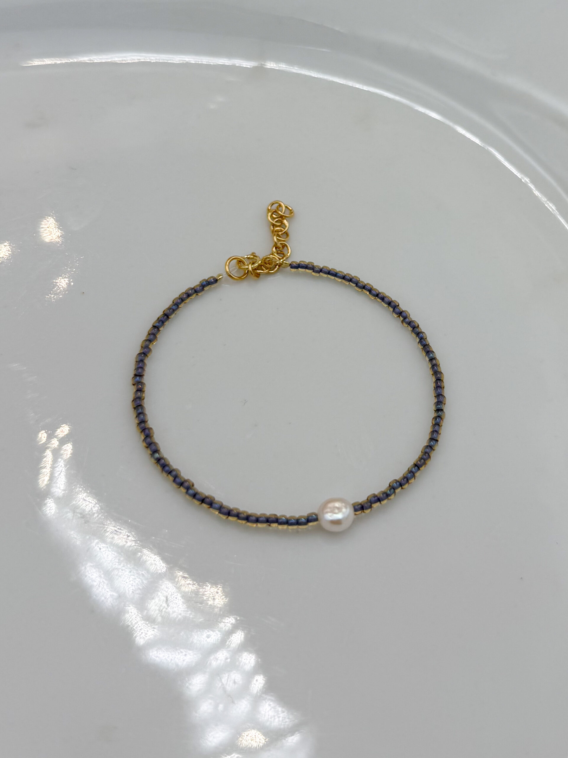 BRANSOLETKA PERŁA NA LILIOWYCH KORALIKACH