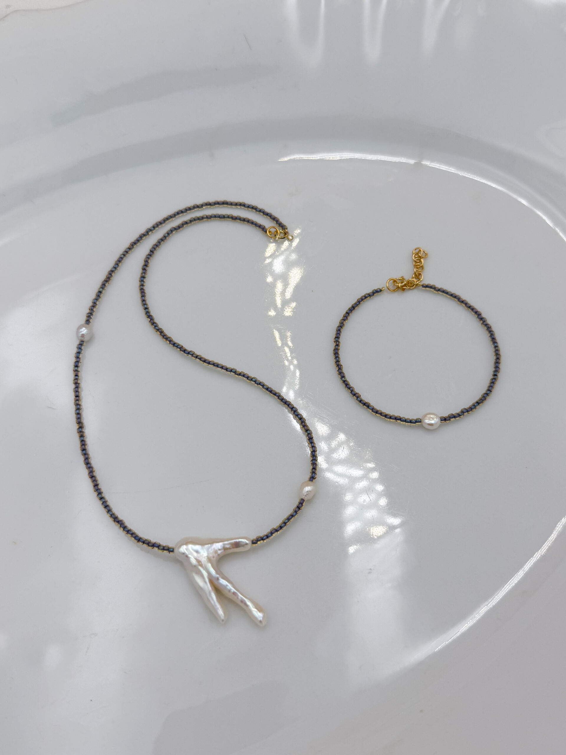 BRANSOLETKA PERŁA NA LILIOWYCH KORALIKACH - obrazek 3