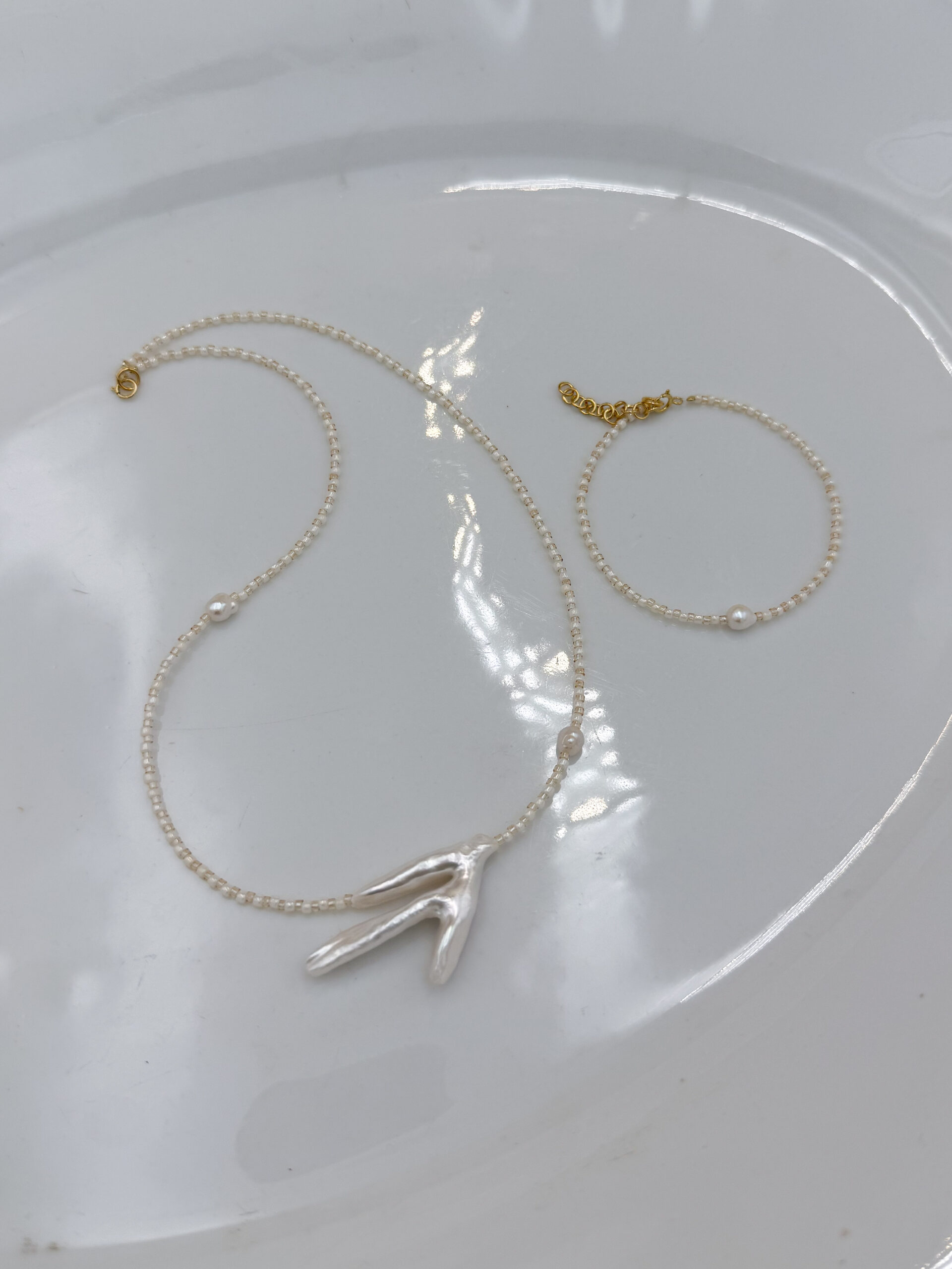 NASZYJNIK BAROKOWA PERŁOWA GAŁĄZKA NA KREMOWYCH KORALIKACH - obrazek 3