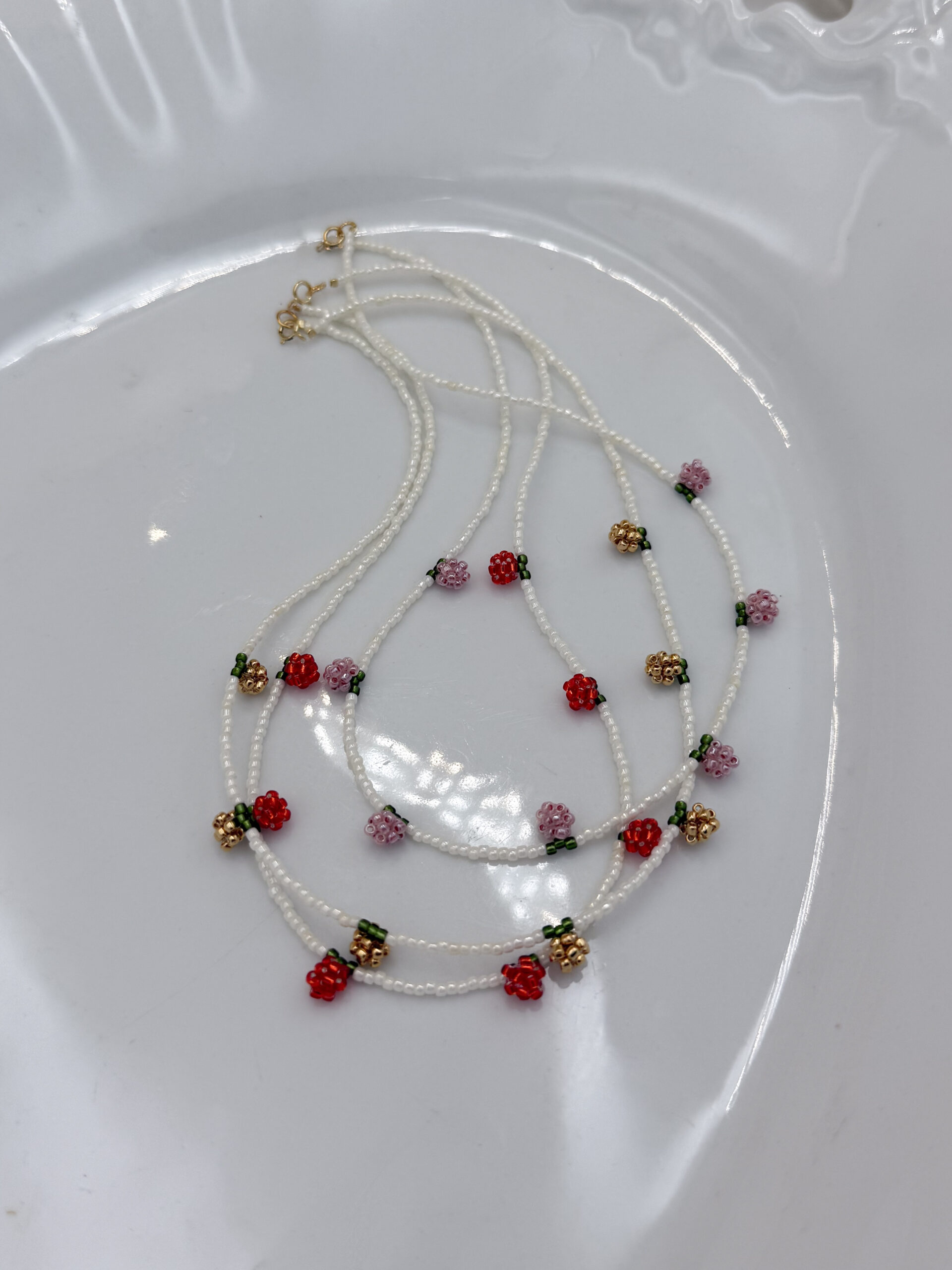 NASZYJNIK CZERWONE PĄKI RÓŻ NA KORALIKACH - obrazek 4