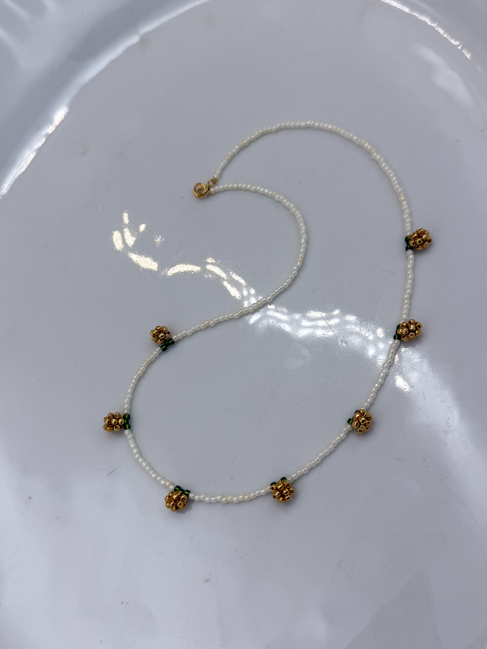 NASZYJNIK ZŁOTE PĄKI RÓŻ NA KORALIKACH - obrazek 3