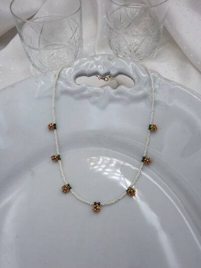 NASZYJNIK ZŁOTE PĄKI RÓŻ NA KORALIKACH