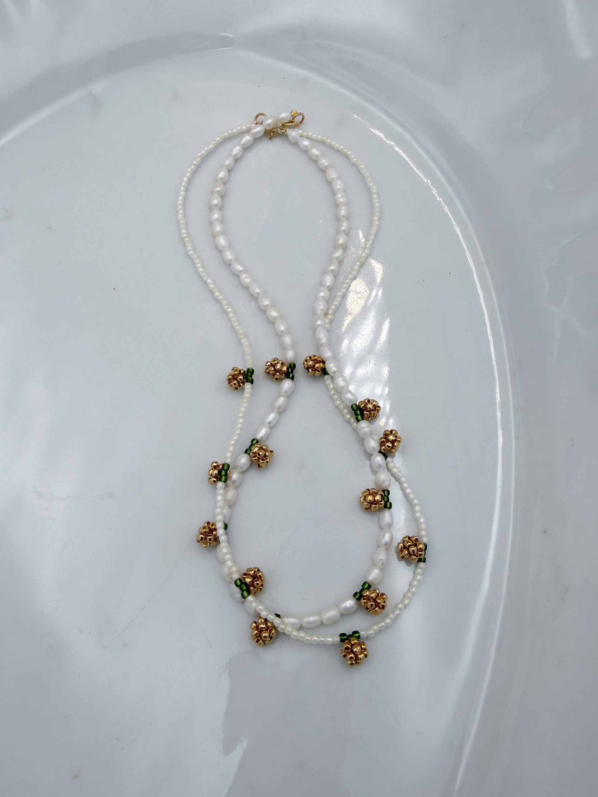 NASZYJNIK ZŁOTE PĄKI RÓŻ NA PERŁACH - obrazek 3