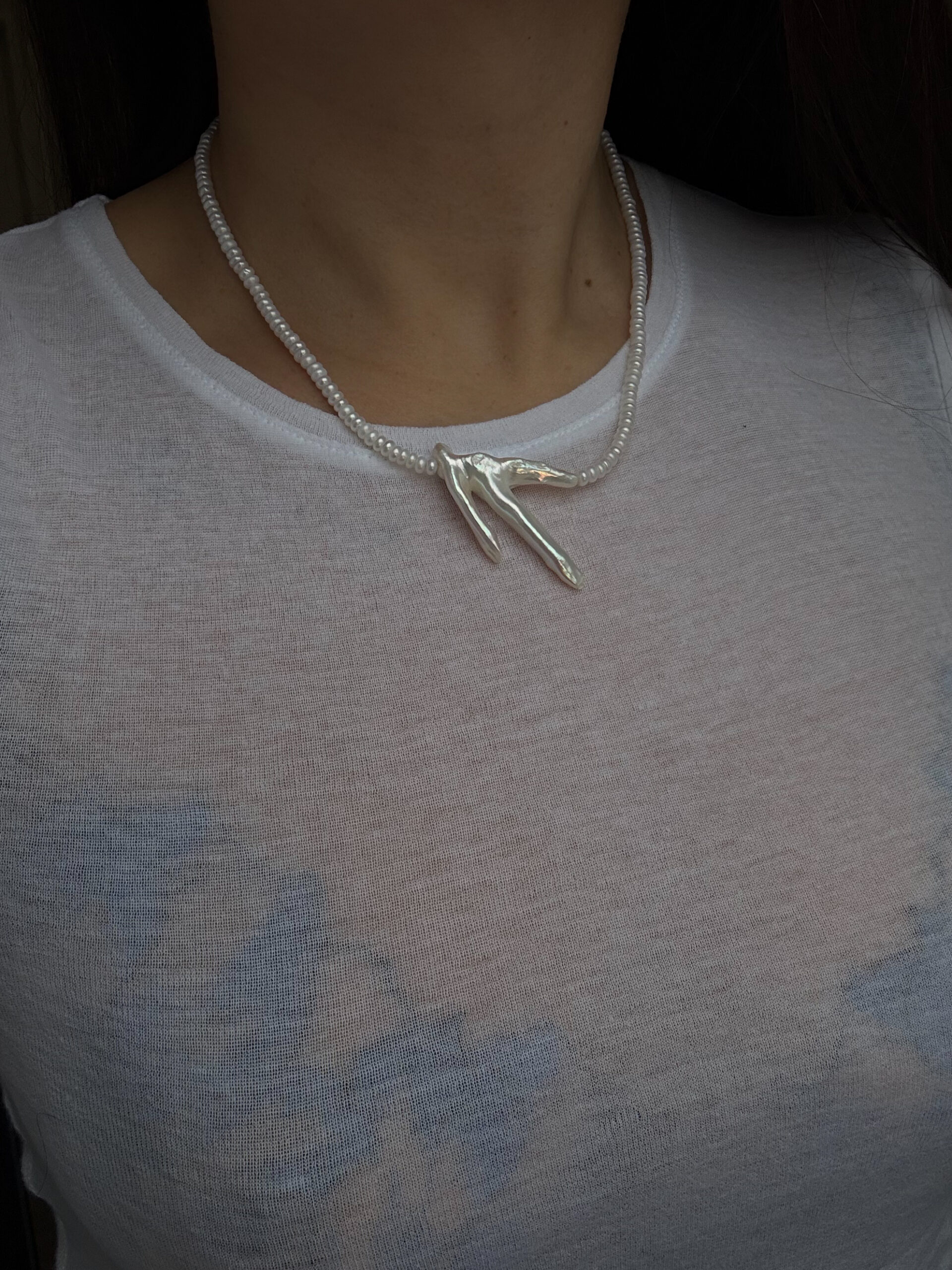 NASZYJNIK BAROKOWA PERŁOWA GAŁĄZKA NA PERŁACH MONETOWYCH - obrazek 2