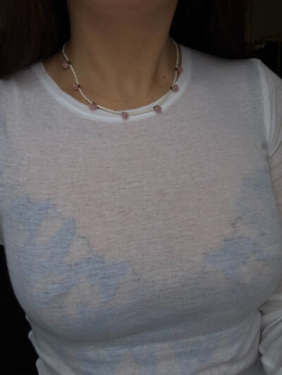 NASZYJNIK RÓŻOWE PĄKI RÓŻ NA KORALIKACH