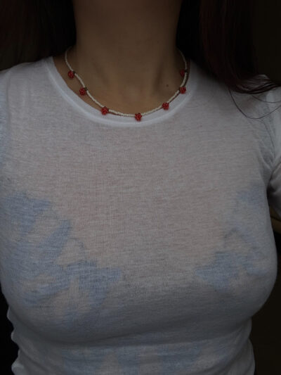 NASZYJNIK CZERWONE PĄKI RÓŻ NA KORALIKACH