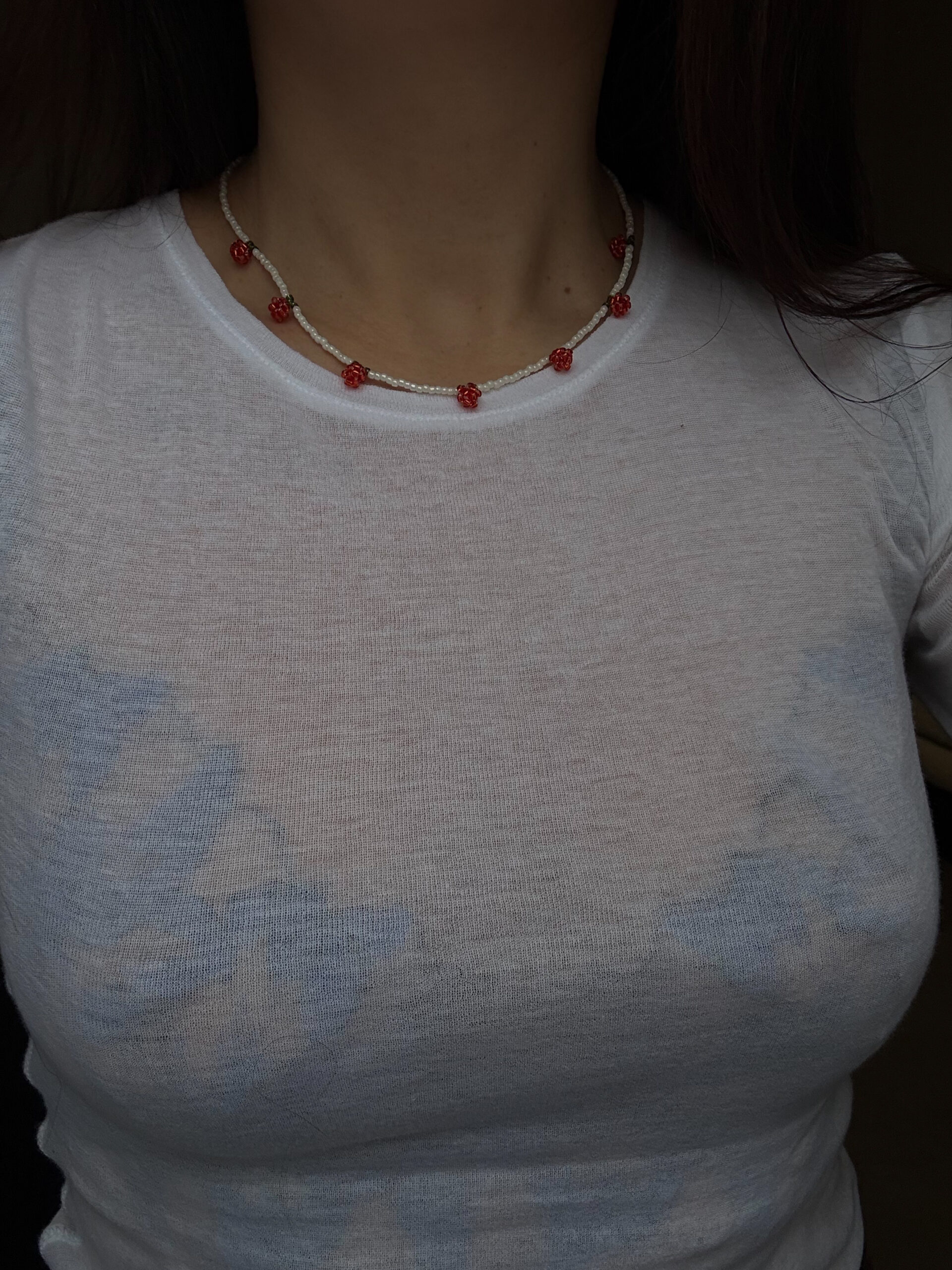 NASZYJNIK CZERWONE PĄKI RÓŻ NA KORALIKACH - obrazek 2