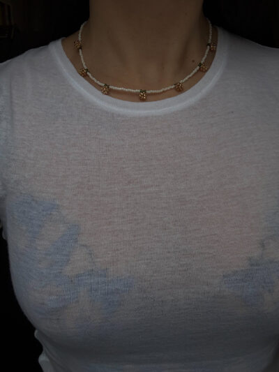 NASZYJNIK ZŁOTE PĄKI RÓŻ NA KORALIKACH