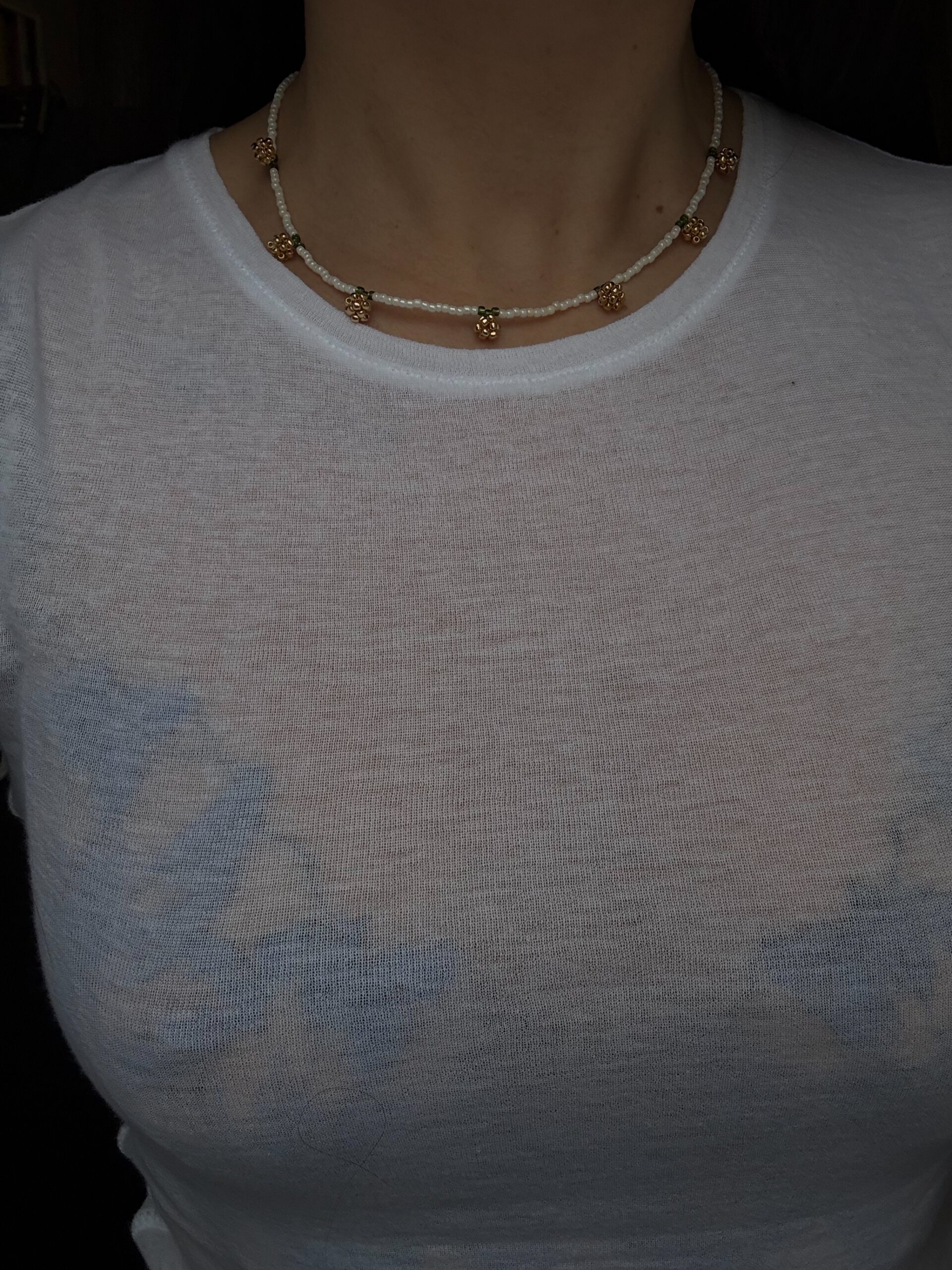 NASZYJNIK ZŁOTE PĄKI RÓŻ NA KORALIKACH - obrazek 2