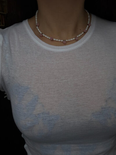 NASZYJNIK RÓŻOWE PĄKI RÓŻ NA PERŁACH