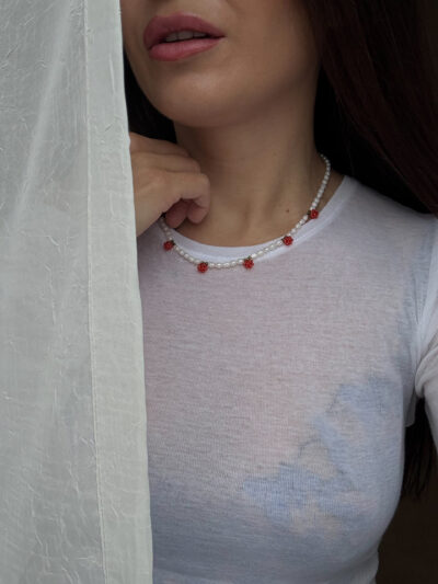 NASZYJNIK CZERWONE PĄKI RÓŻ NA PERŁACH