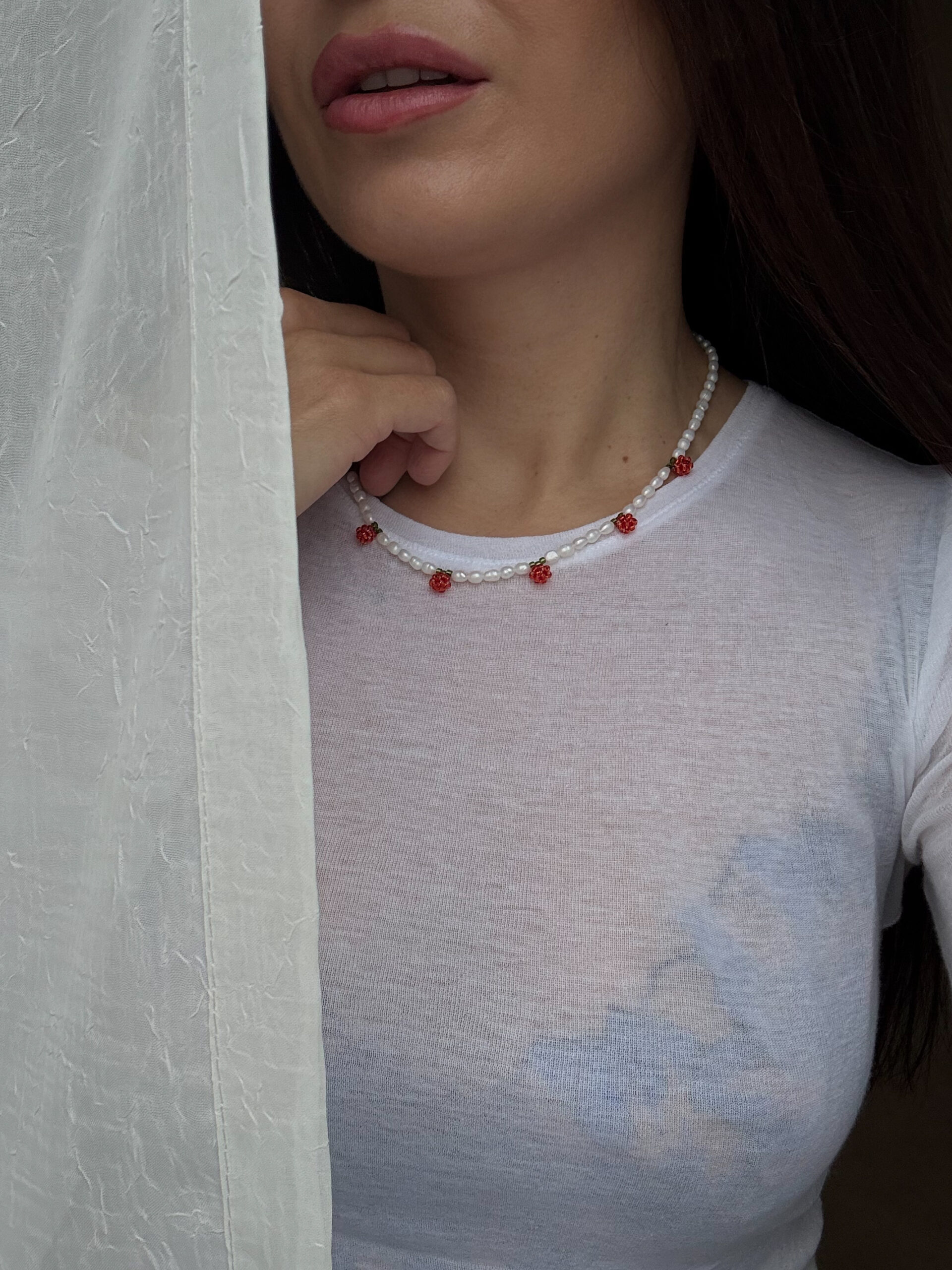 NASZYJNIK CZERWONE PĄKI RÓŻ NA PERŁACH - obrazek 2