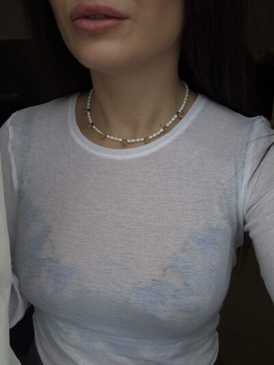 NASZYJNIK ZŁOTE PĄKI RÓŻ NA PERŁACH