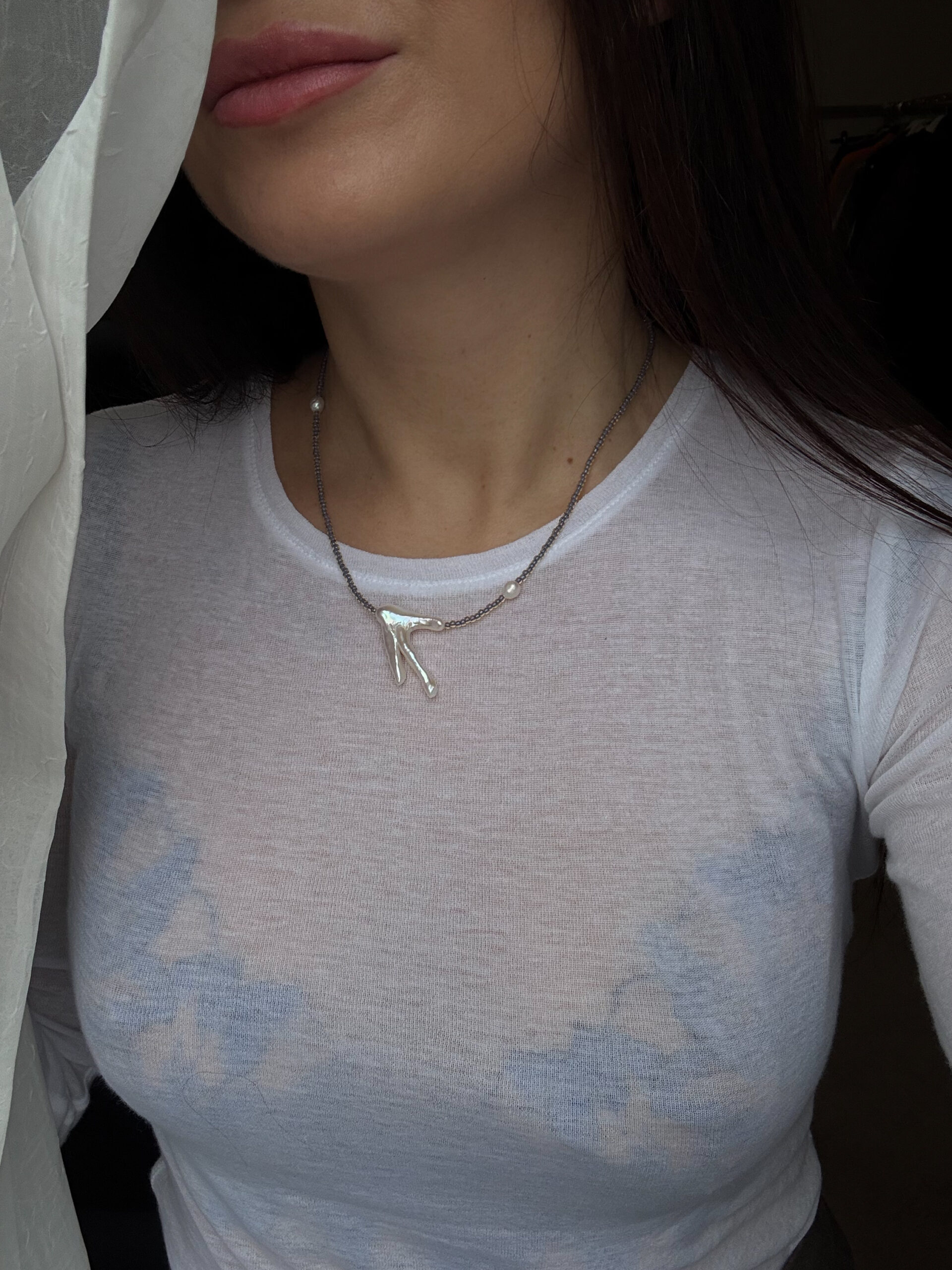 NASZYJNIK BAROKOWA PERŁOWA GAŁĄZKA NA LAWENDOWYCH KORALIKACH - obrazek 2