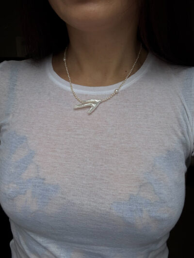 NASZYJNIK BAROKOWA PERŁOWA GAŁĄZKA NA KREMOWYCH KORALIKACH