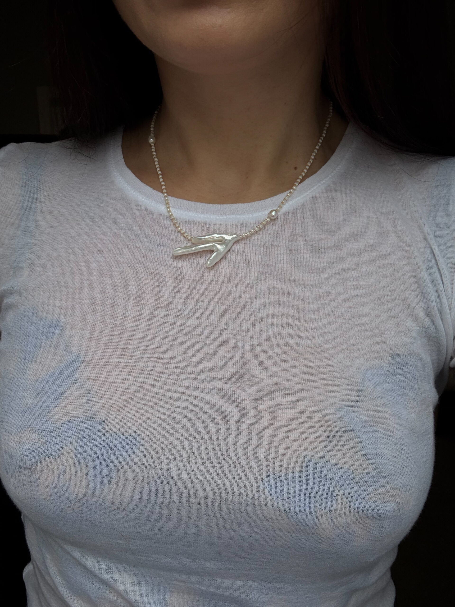 NASZYJNIK BAROKOWA PERŁOWA GAŁĄZKA NA KREMOWYCH KORALIKACH - obrazek 2