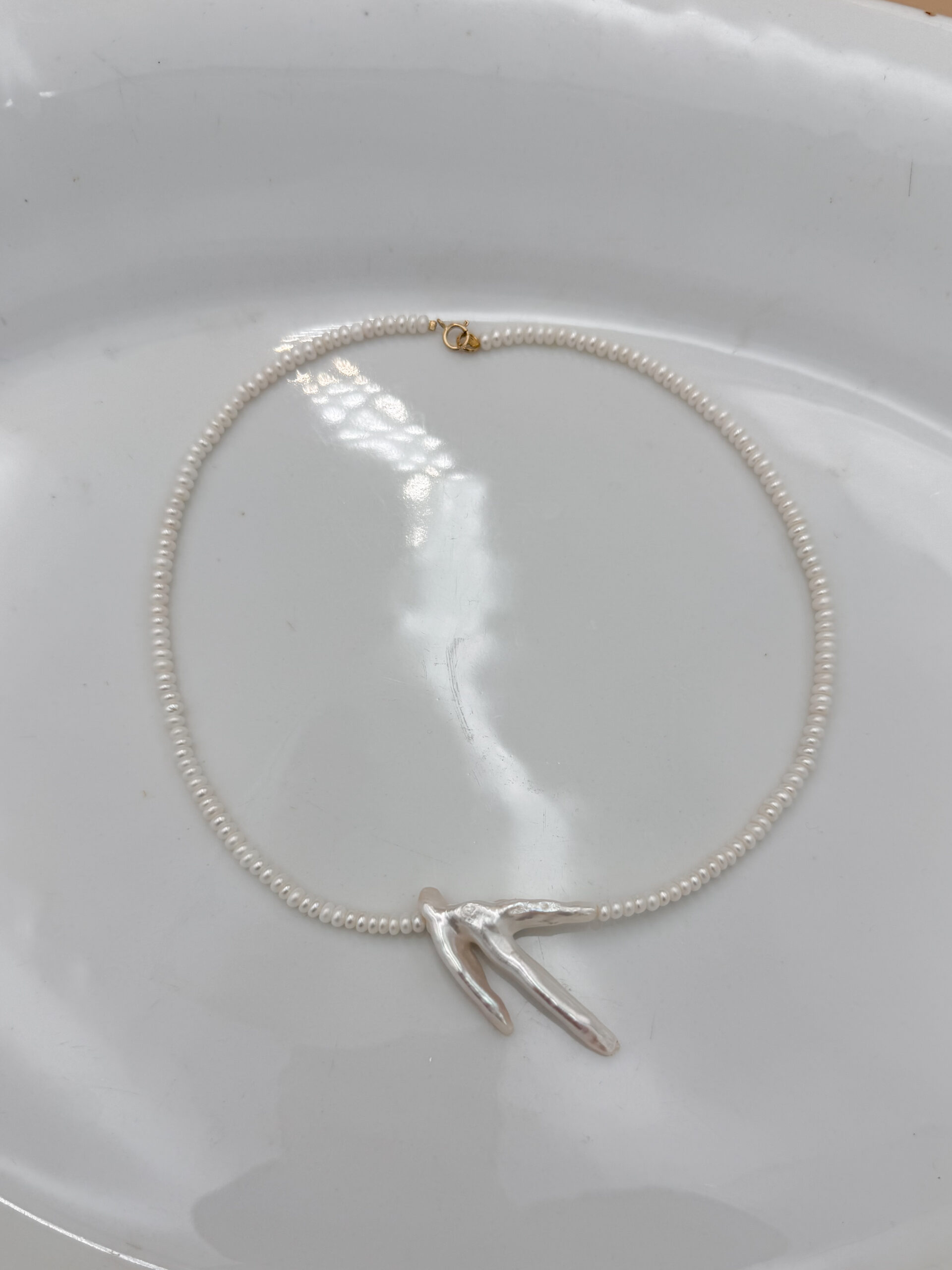 NASZYJNIK BAROKOWA PERŁOWA GAŁĄZKA NA PERŁACH MONETOWYCH