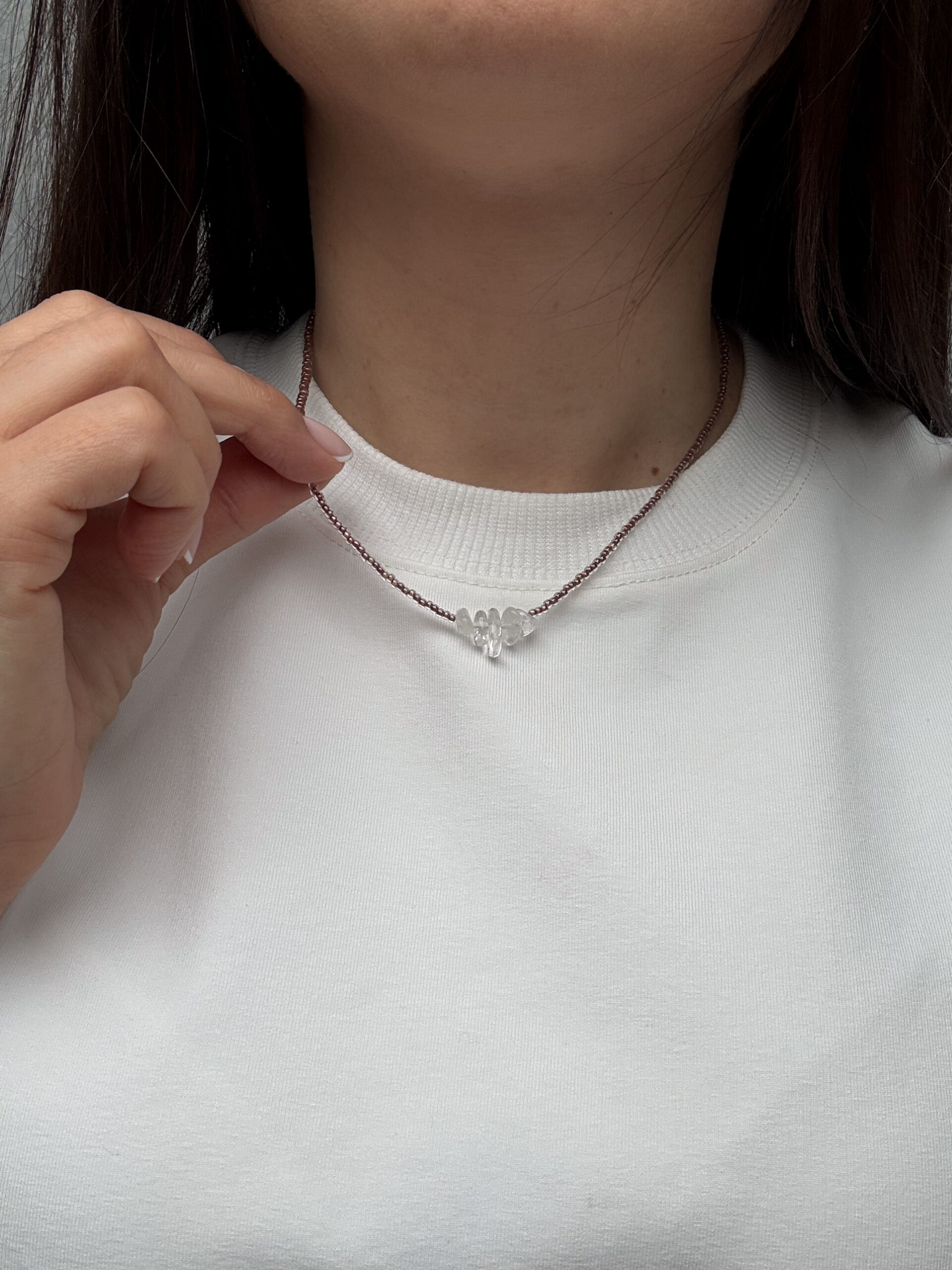 NASZYJNIK KRYSZTAŁ GÓRSKI NA KORALIKACH KAKAO - obrazek 2