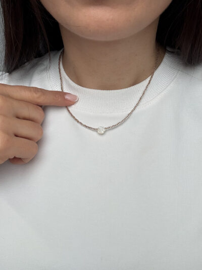 NASZYJNIK RÓŻA NA ZŁOTYCH KORALIKACH