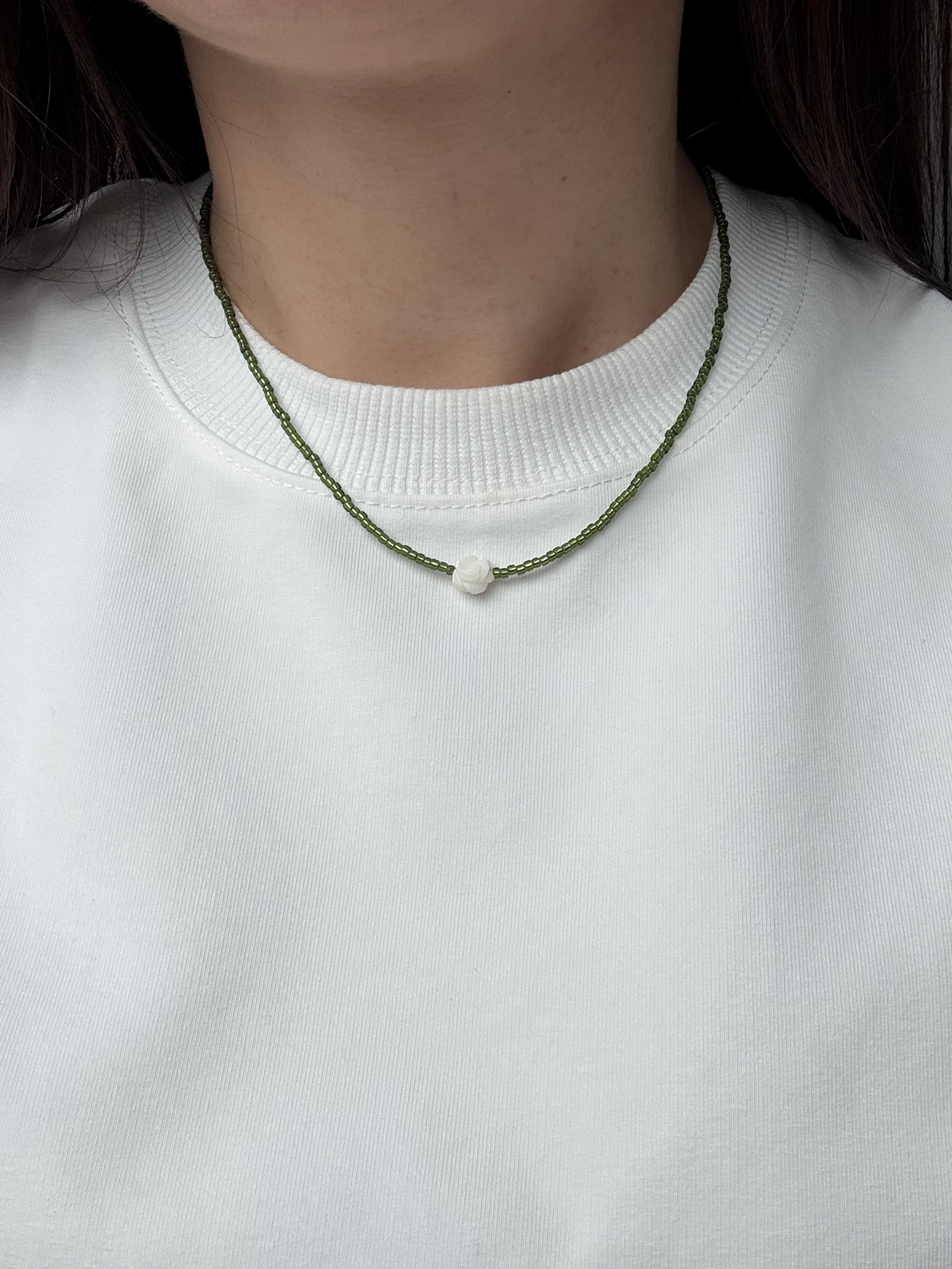 NASZYJNIK RÓŻA NA ZIELONYCH KORALIKACH - obrazek 2