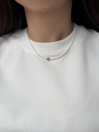 NASZYJNIK MAŁE SERCE NA SZKLANYCH KORALIKACH PINK