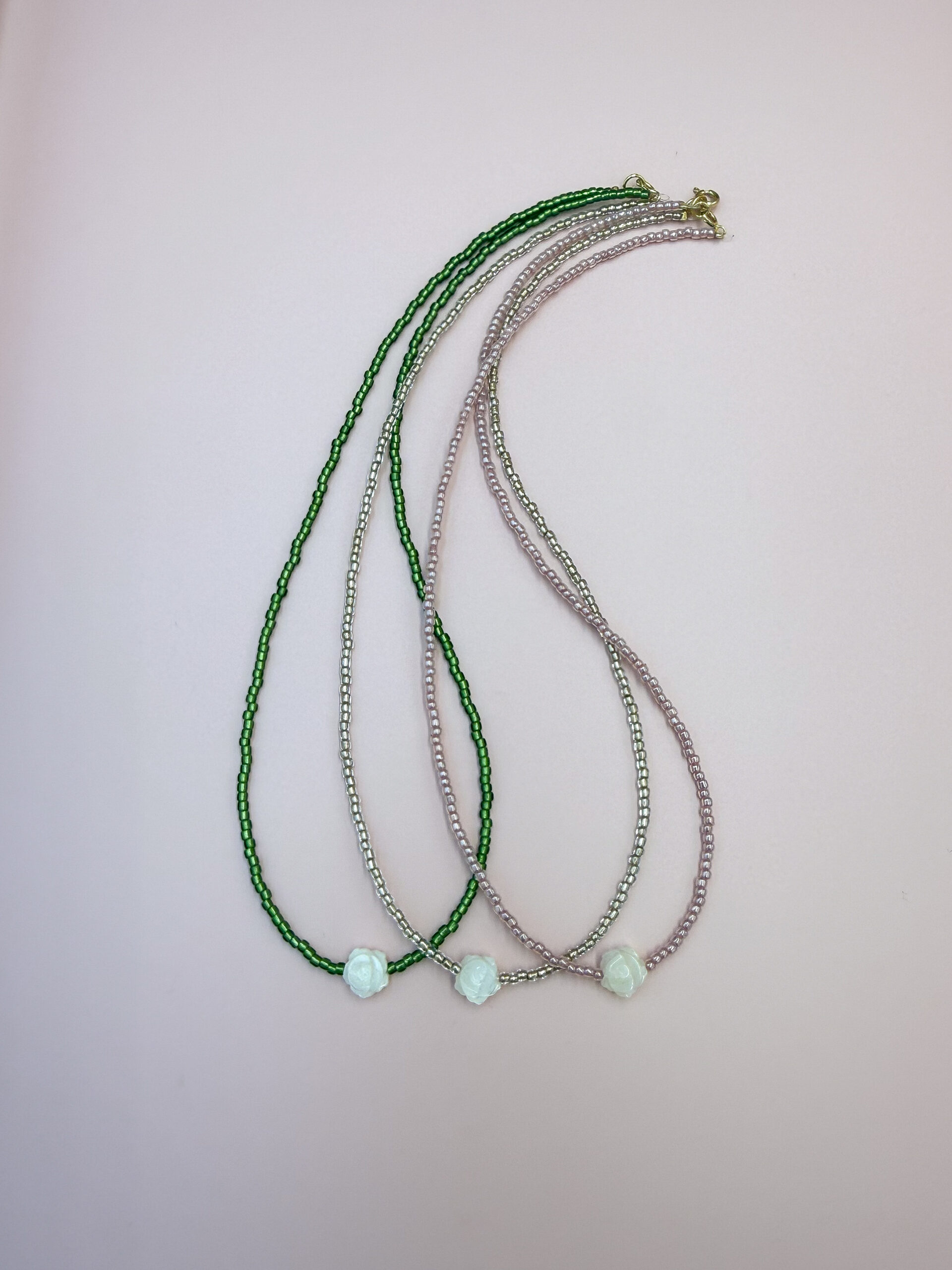 BRANSOLETKA RÓŻA NA RÓŻOWYCH KORALIKACH - obrazek 3