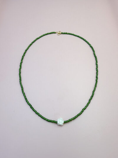 NASZYJNIK RÓŻA NA ZIELONYCH KORALIKACH