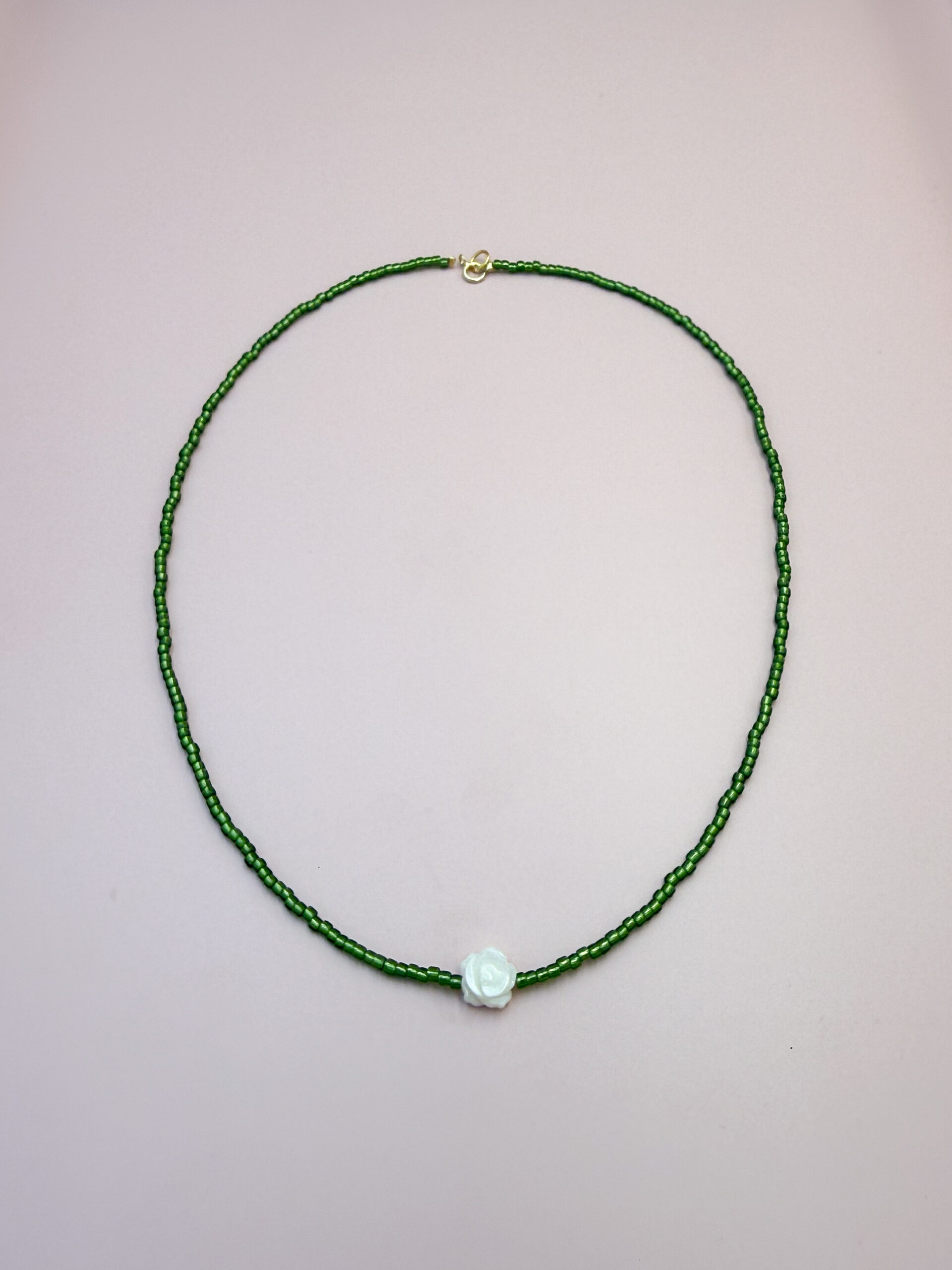 NASZYJNIK RÓŻA NA ZIELONYCH KORALIKACH