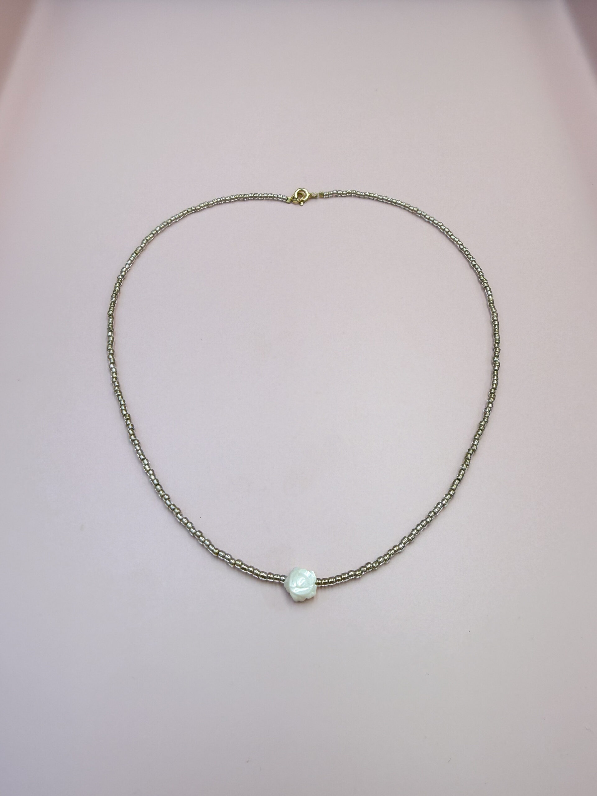 NASZYJNIK RÓŻA NA ZŁOTYCH KORALIKACH