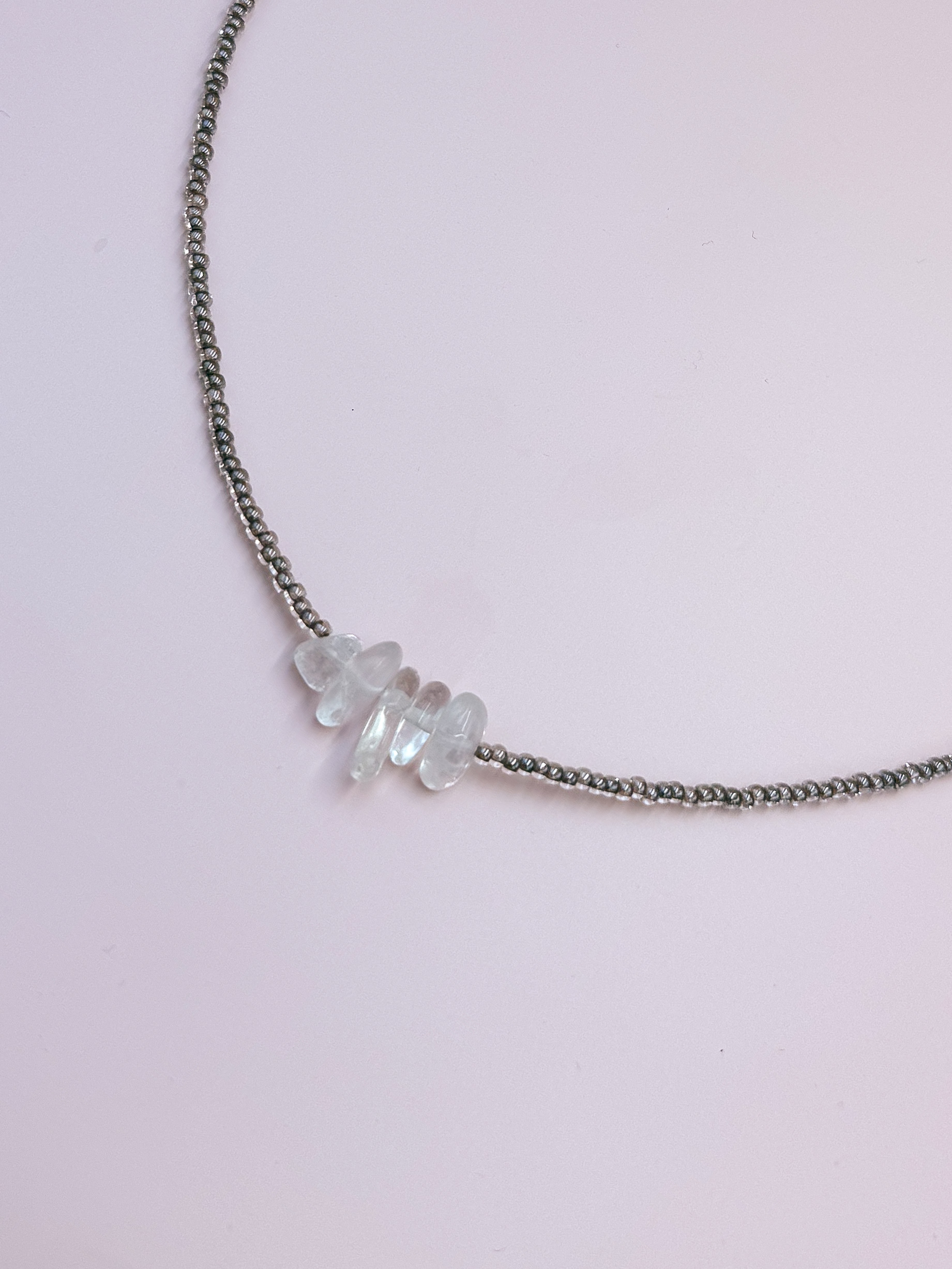 NASZYJNIK KRYSZTAŁ GÓRSKI NA KORALIKACH KAKAO - obrazek 3