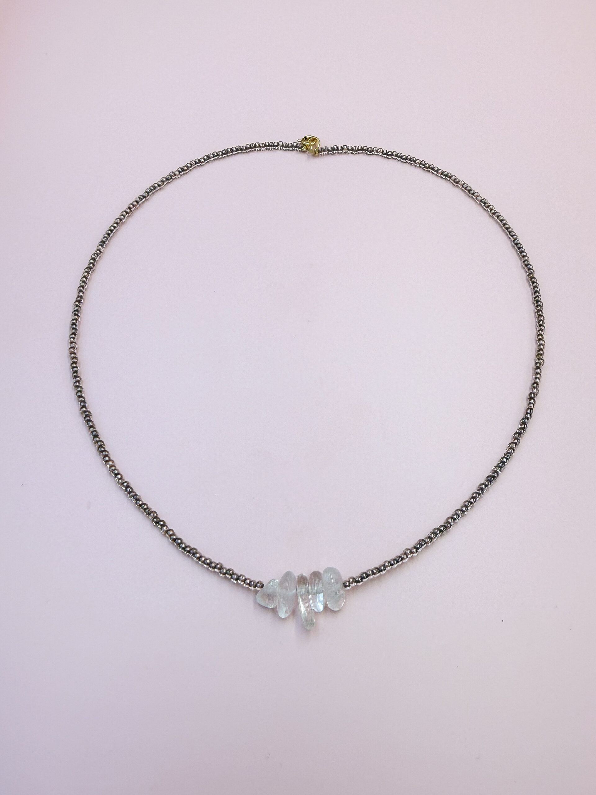 NASZYJNIK KRYSZTAŁ GÓRSKI NA KORALIKACH KAKAO