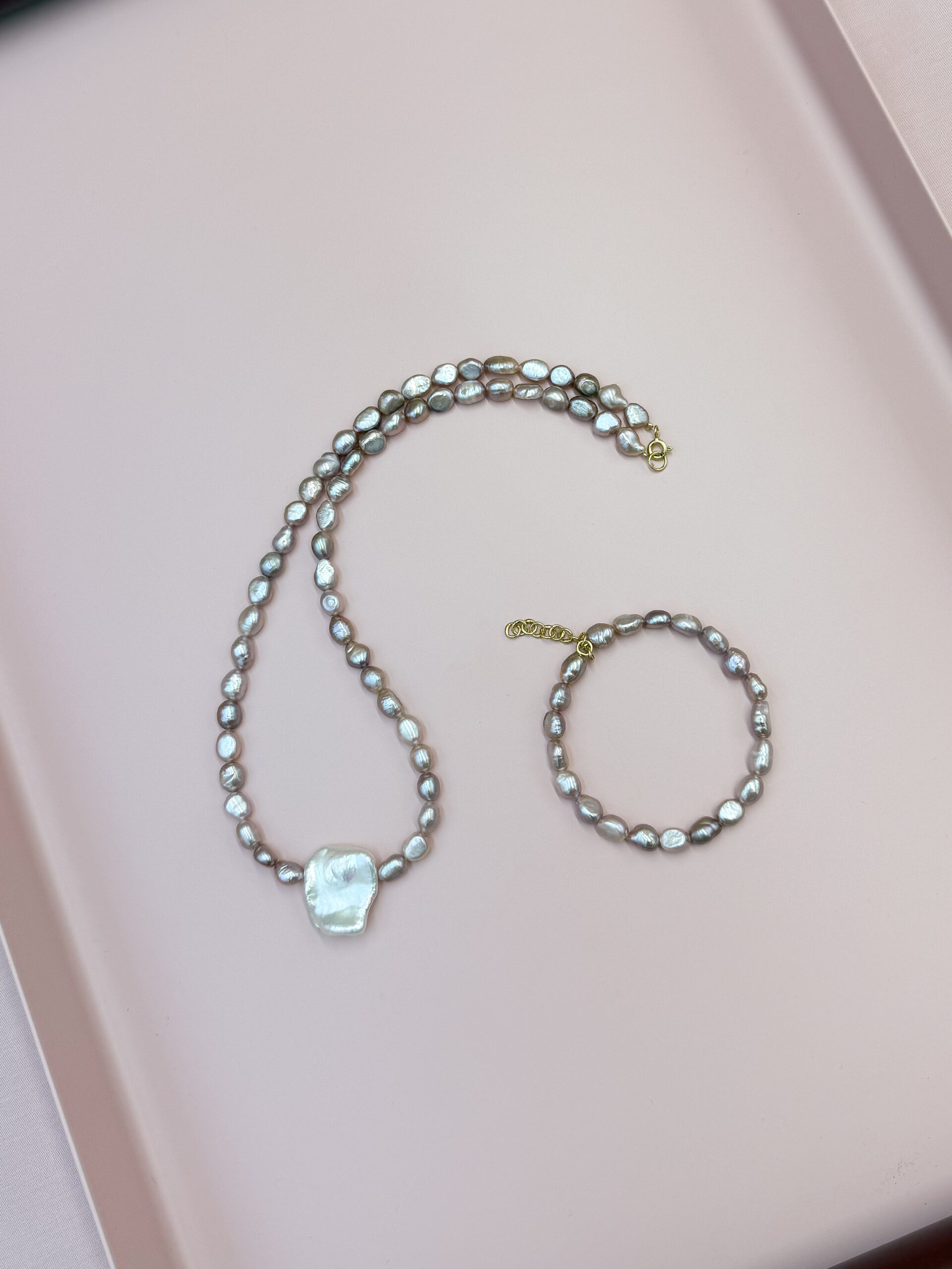 NASZYJNIK BAROKOWA TAFLA NA RÓŻOWYCH PERŁACH - obrazek 3