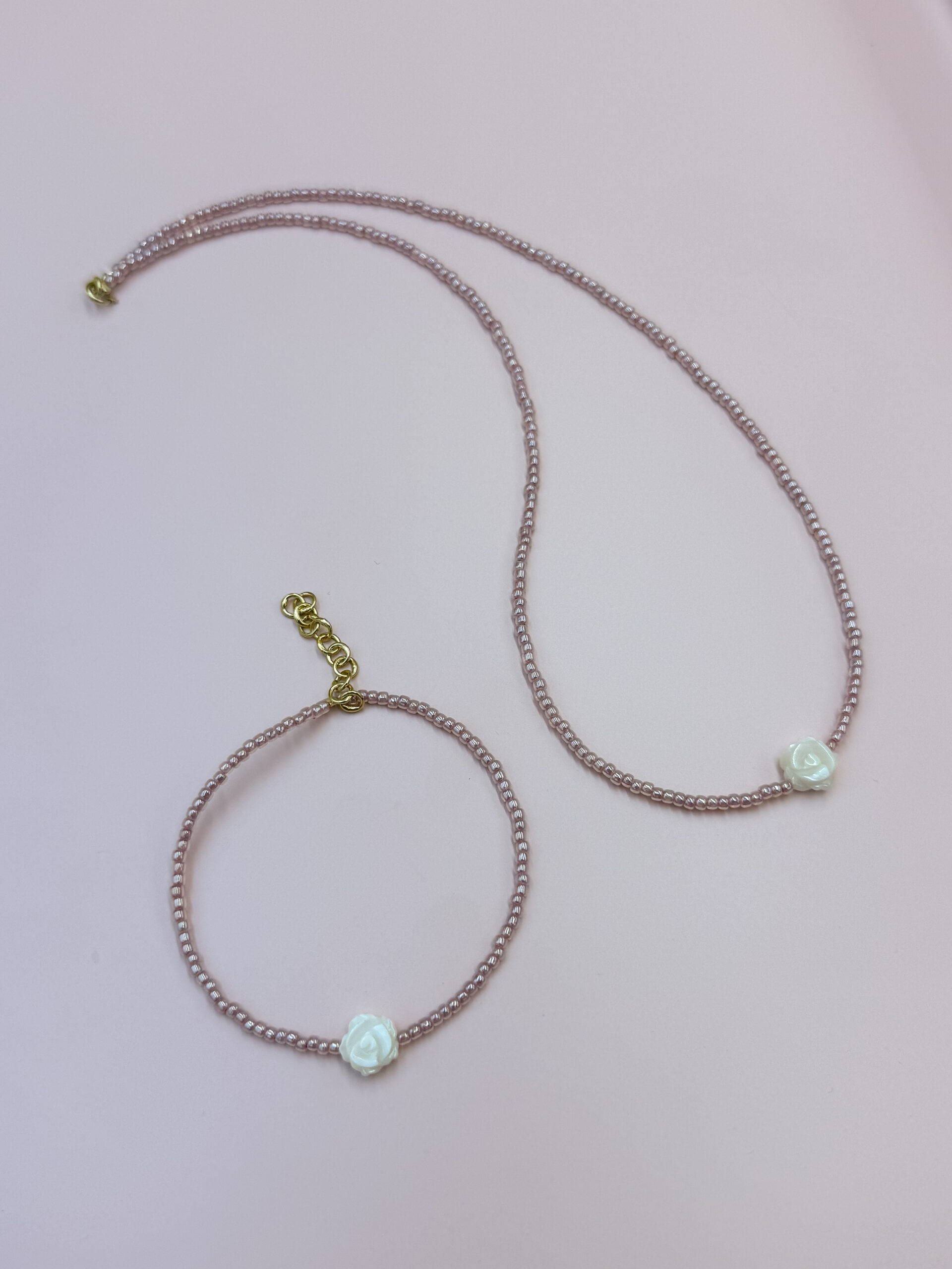 BRANSOLETKA RÓŻA NA RÓŻOWYCH KORALIKACH - obrazek 2