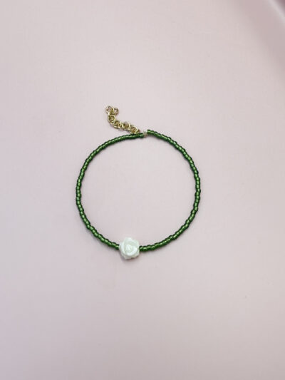 BRANSOLETKA RÓŻA NA ZIELONYCH KORALIKACH