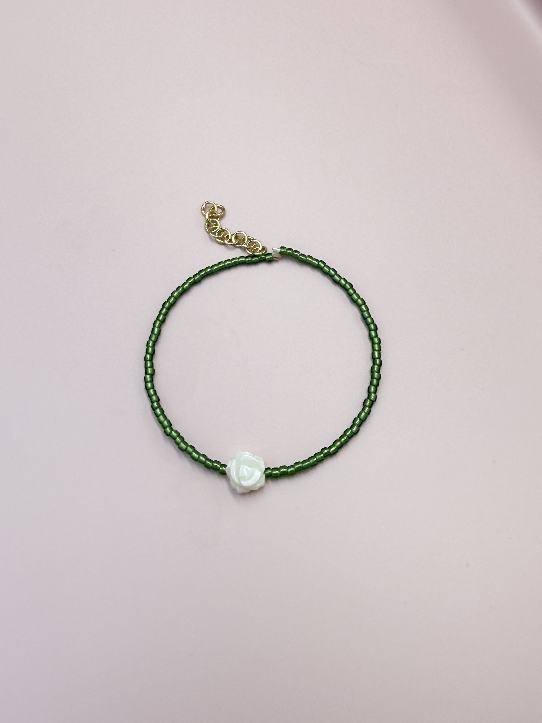 BRANSOLETKA RÓŻA NA ZIELONYCH KORALIKACH