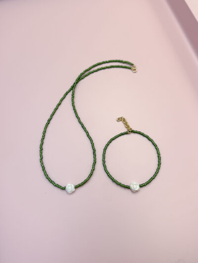 BRANSOLETKA RÓŻA NA ZIELONYCH KORALIKACH