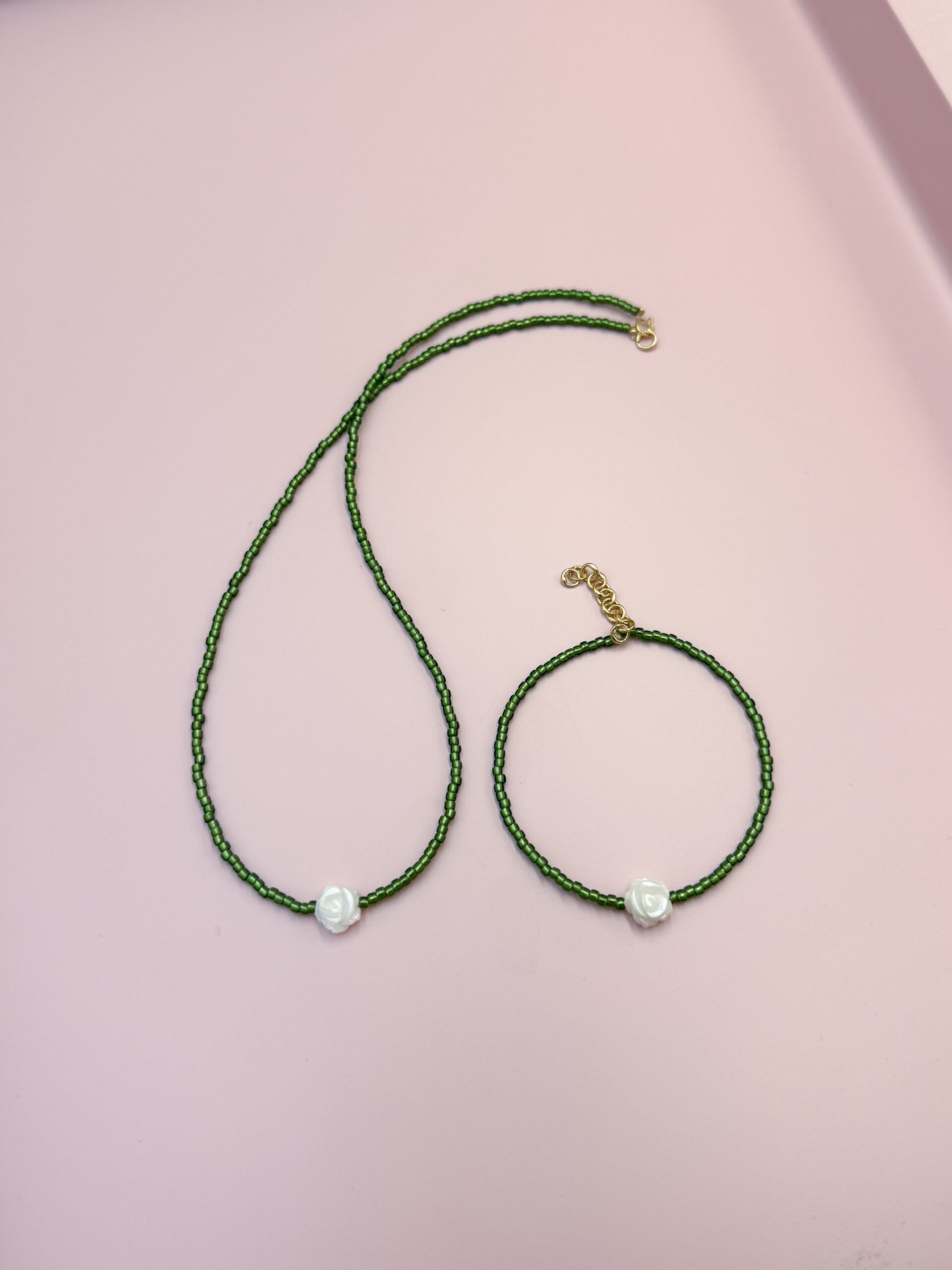 BRANSOLETKA RÓŻA NA ZIELONYCH KORALIKACH - obrazek 2