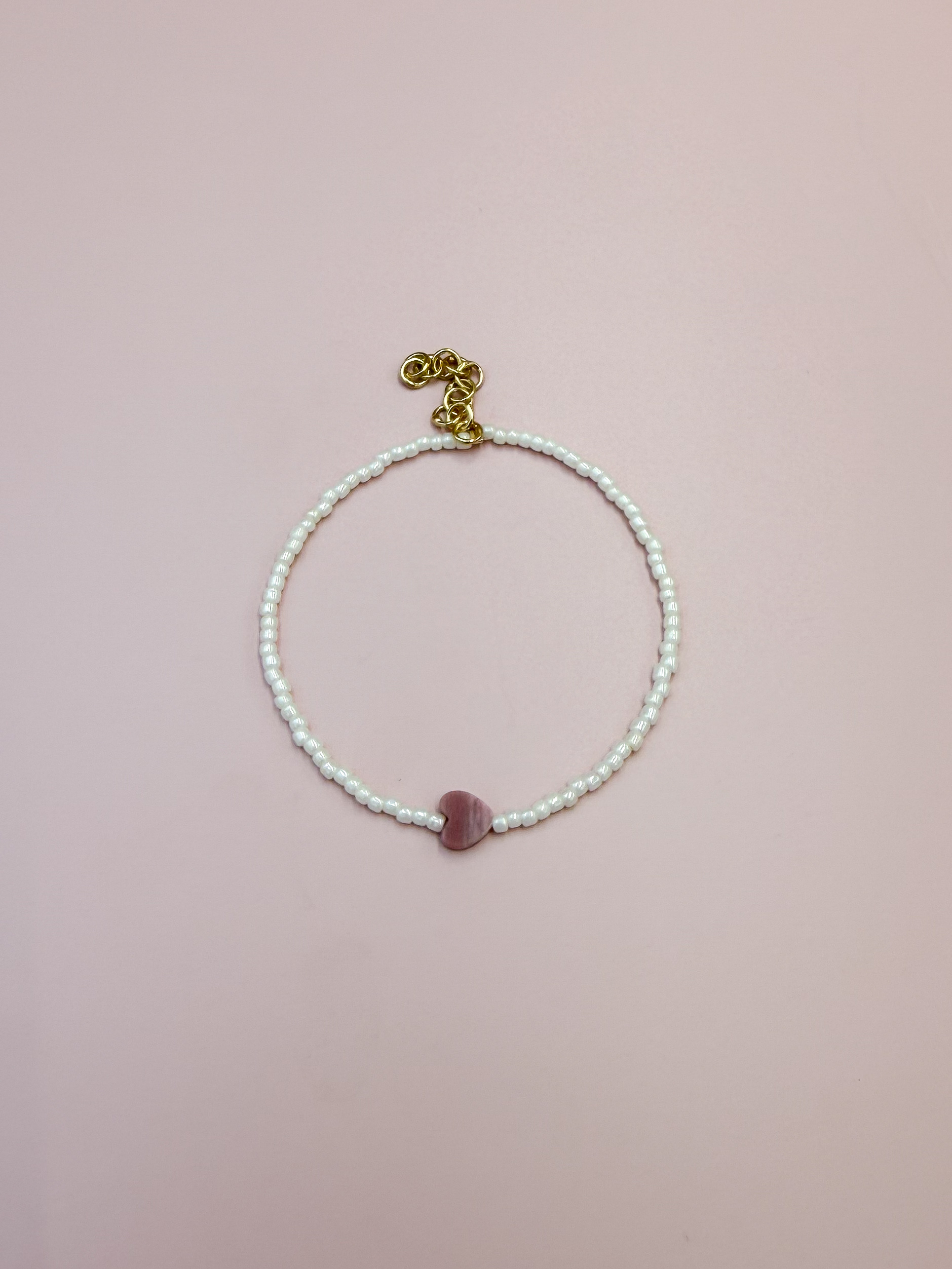 BRANSOLETKA MAŁE SERCE NA SZKLANYCH KORALIKACH PINK