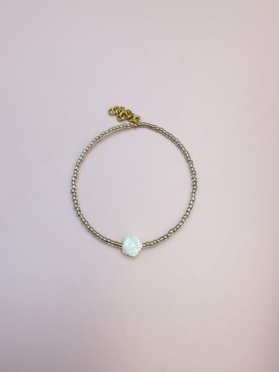 BRANSOLETKA RÓŻA NA ZŁOTYCH KORALIKACH