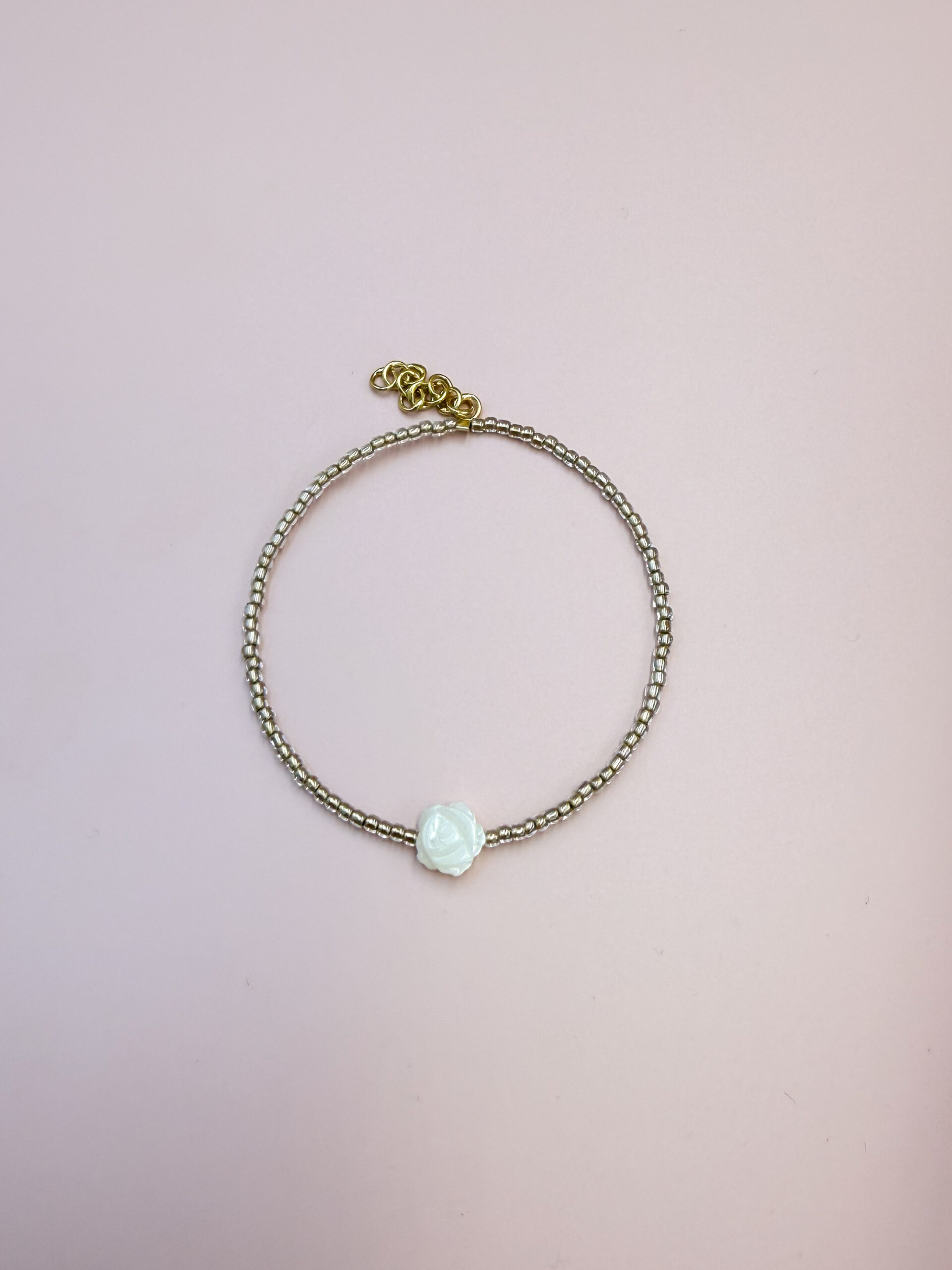 BRANSOLETKA RÓŻA NA ZŁOTYCH KORALIKACH